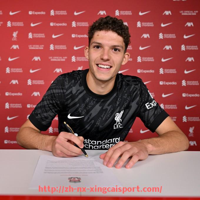 杏彩体育-英超球衣胸口小红花代表什么含义?纪念解读