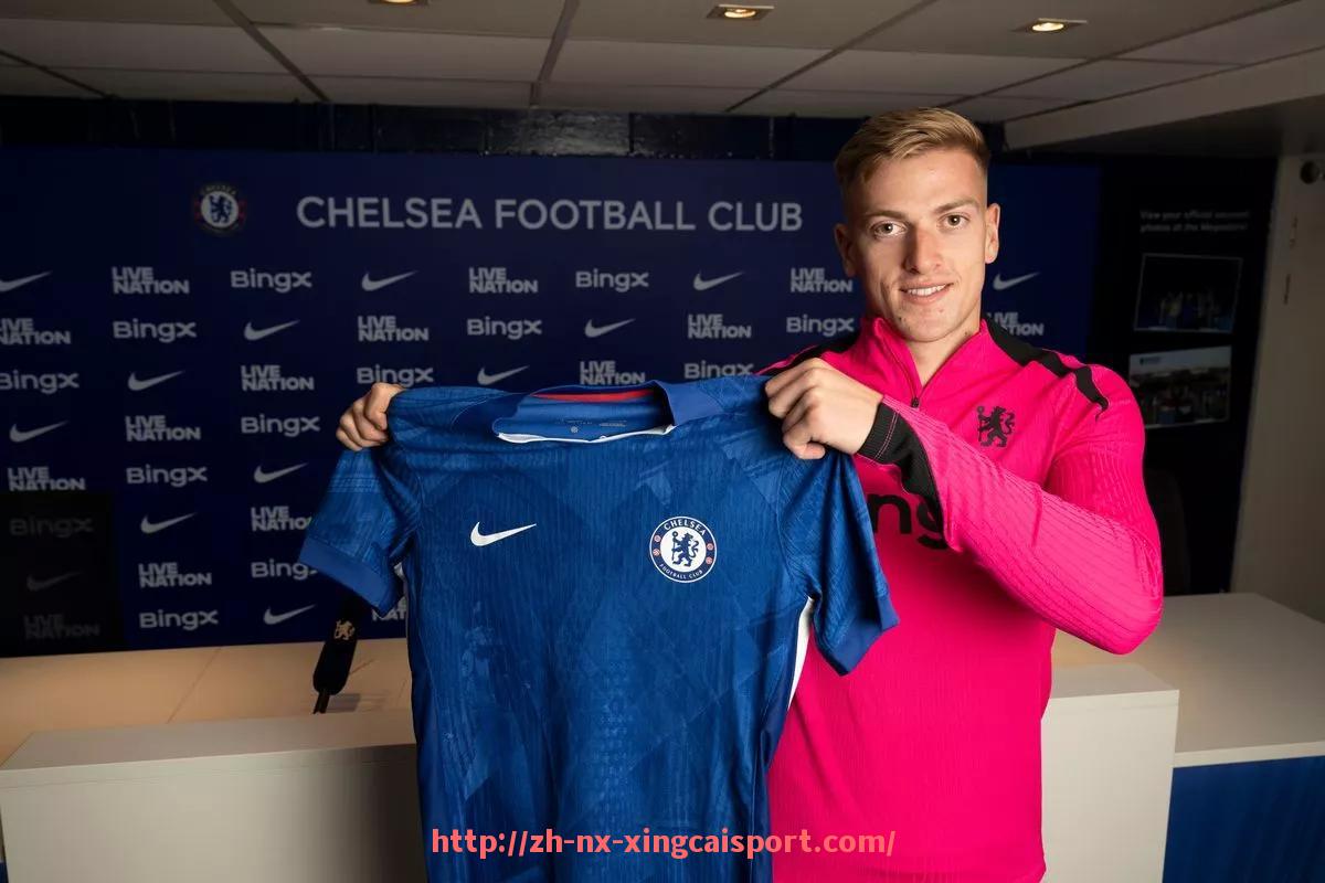 杏彩体育-英超球衣胸口小红花代表什么含义?纪念解读